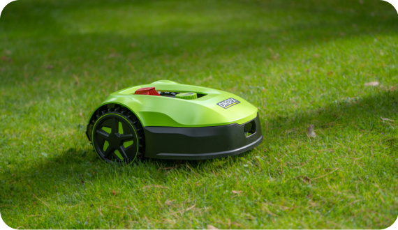 robot koszący trawnik w trakcie pracy
